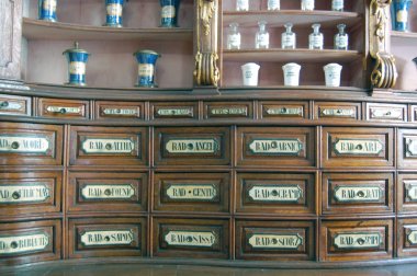 Macaristan, Budapeşte - 13 Eylül 2017: Yaşlı mobilya kutuları ve şişeler için otlar, tozlar ve kökleri Fekete Sas eczane Müzesi'nde antik eczane