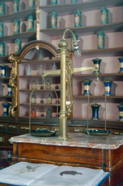 Macaristan, Budapeşte - 13 Eylül 2017: havan topu arka planda Fekete Sas eczane Müzesi raflarda dengede Mohr, kapat