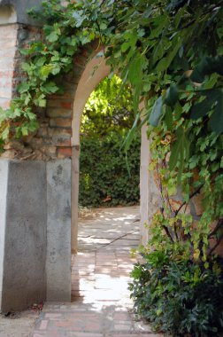 Dış tuğla duvar kemer ve yeşil bitkiler ile antik Tapınağı