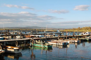 Mavi gökyüzü arka plan gemilerde demirleme