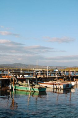 Mavi gökyüzü arka plan gemilerde demirleme