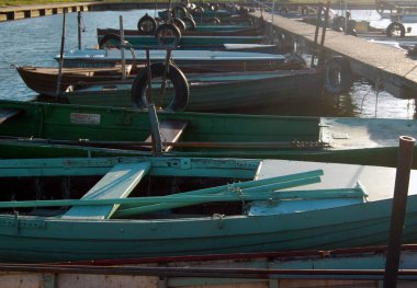 Renkli tekneler satır boyunca gündüz iskelede