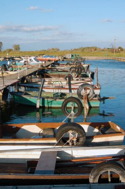 Mavi gökyüzü arka plan gemilerde demirleme