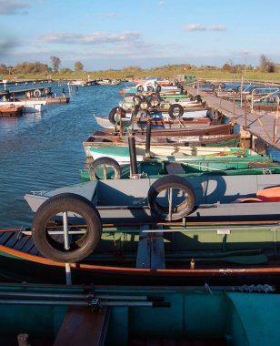 Mavi gökyüzü arka plan gemilerde demirleme