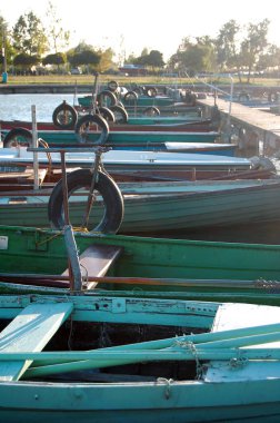 Renkli tekneler satır boyunca gündüz iskelede