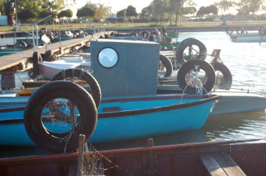 Renkli tekneler satır boyunca gündüz iskelede