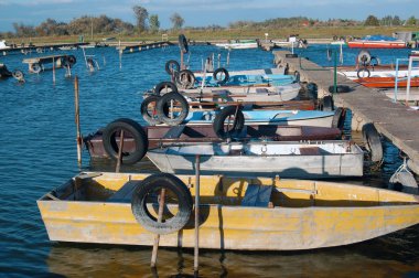 Mavi gökyüzü arka plan gemilerde demirleme