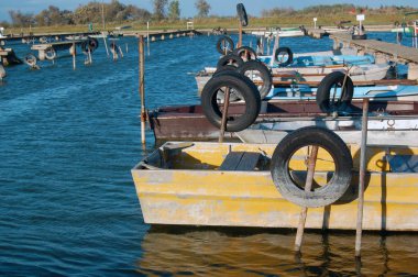 Mavi gökyüzü arka plan gemilerde demirleme