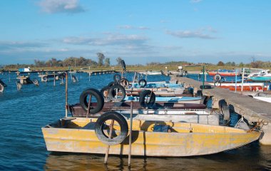 Mavi gökyüzü arka plan gemilerde demirleme