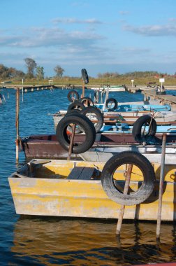 Mavi gökyüzü arka plan gemilerde demirleme