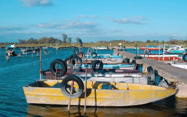 Mavi gökyüzü arka plan gemilerde demirleme