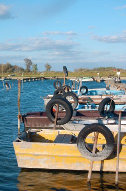 Mavi gökyüzü arka plan gemilerde demirleme