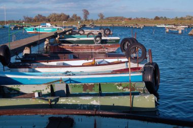Mavi gökyüzü arka plan gemilerde demirleme