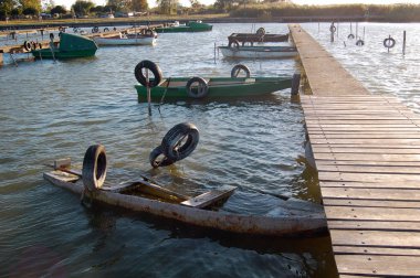 Gündüz, suda kırık tekne