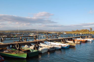 Mavi gökyüzü arka plan gemilerde demirleme