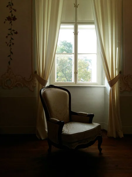 Pencere Sandalye Ile Yaşlı — Stok fotoğraf