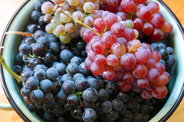 Vue Dessus Raisin Coloré Mûr Dans Plat Sur Fond Bois — Photo