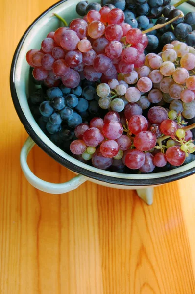 Закрыть Спелые Разноцветные Гроздья Винограда Тарелке — стоковое фото