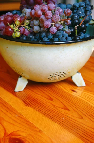 閉じる熟したカラフルなブドウの房の皿 — ストック写真