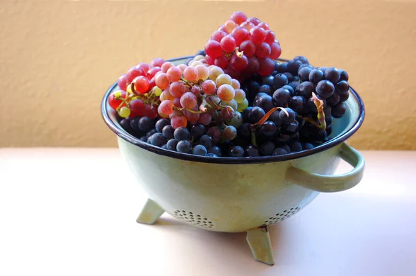 Close Ripe Colorful Grape Bunches Dish — Stock Photo, Image