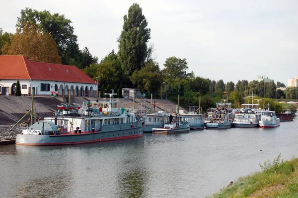 Fiume Con Barche Piedi Durante Giorno — Foto Stock