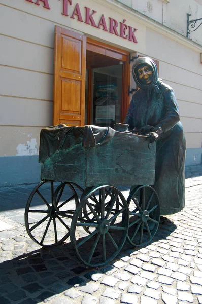 Bronzen Beeld Vrouw Met Kar — Stockfoto