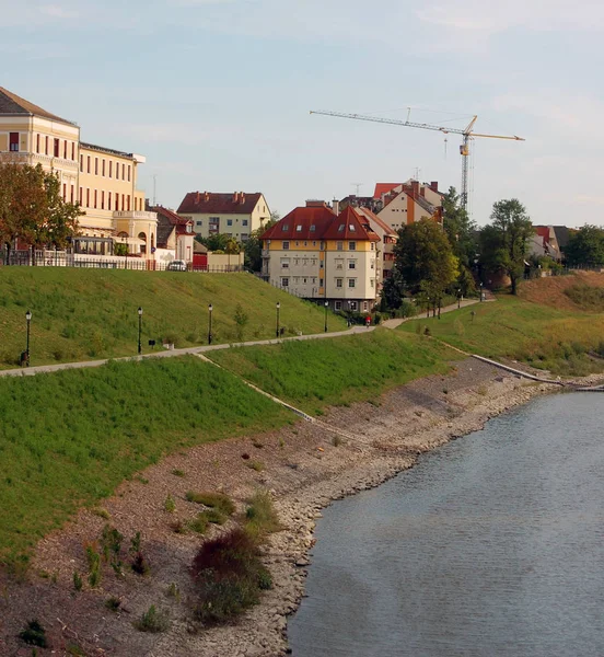 Gündüz şehir mimarisi üzerinde göster