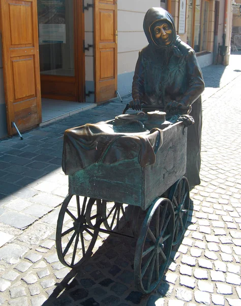 Bronze Sculpture Woman Cart — Stock Photo, Image