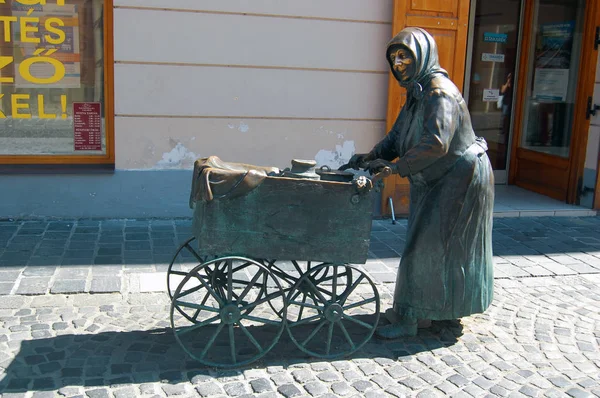 Kadının arabası ile bronz heykel
