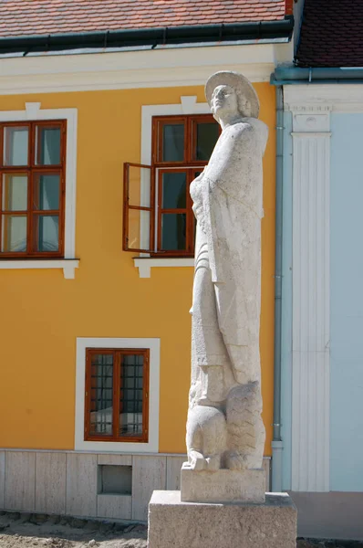 Escultura Masculina Edifícios Tradicionais Fundo — Fotografia de Stock