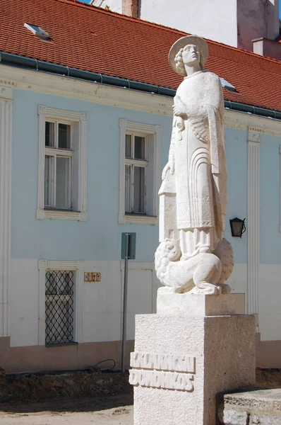 Escultura Masculina Edifícios Tradicionais Fundo — Fotografia de Stock