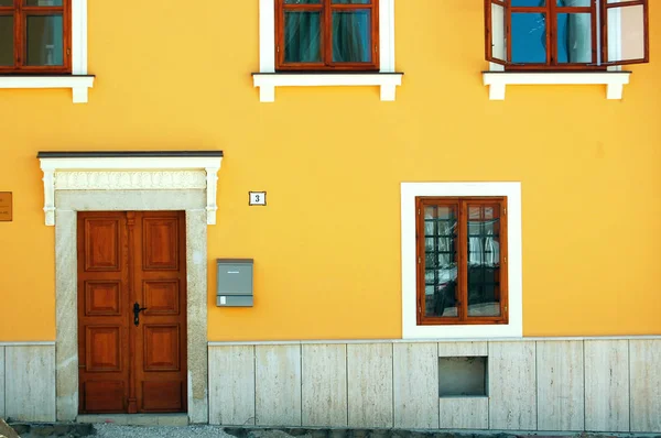 Fassade Des Traditionellen Gebäudes Mit Fenstern Und Türen — Stockfoto