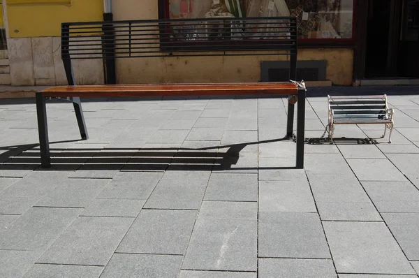 gündüz caddenin üzerinde iki banklar