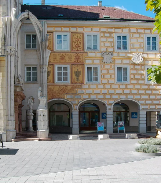 Fassade Des Traditionellen Gebäudes Mit Fenstern — Stockfoto