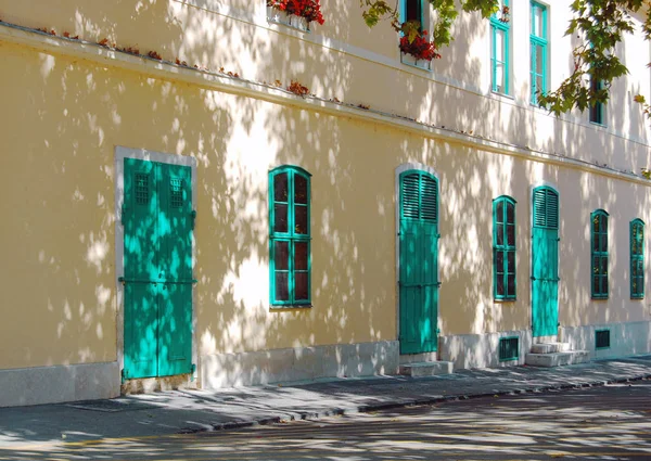 Fachada Edifício Tradicional Com Janelas Portas — Fotografia de Stock