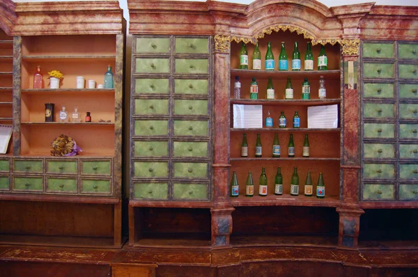 Mobili Invecchiati Fekete Sas Pharmacy Museum Con Scatole Componenti Farmaceutici — Foto Stock
