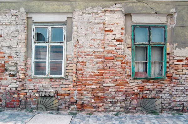 Fassade Eines Die Jahre Gekommenen Gebäudes Mit Fenstern — Stockfoto