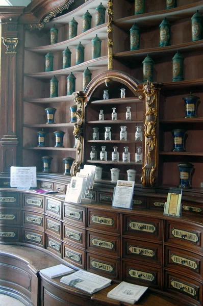Macaristan, Budapeşte - 13 Eylül 2017: Yaşlı mobilya kutuları ve şişeler için otlar, tozlar ve kökleri Fekete Sas eczane Müzesi'nde antik eczane