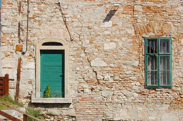 Eski Terk Edilmiş Evde Pencere Ile — Stok fotoğraf