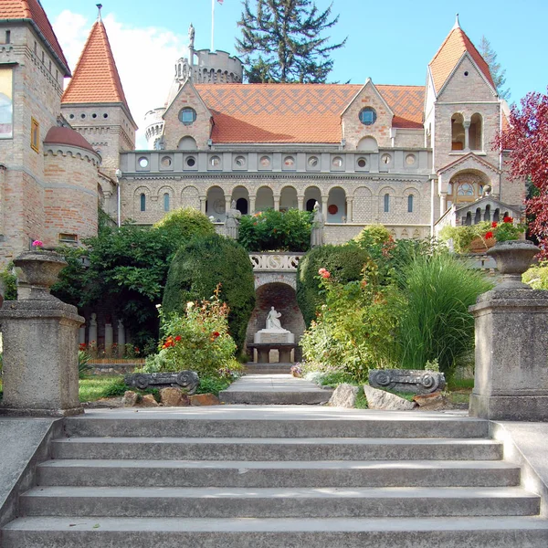 Exterior Bory Castle Sculpture Arc Green Trees — Stock Photo, Image