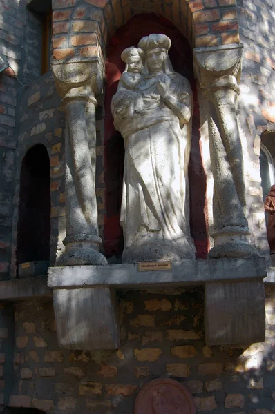 Buitenkant Van Oude Tempel Met Stenen Standbeeld Boog — Stockfoto