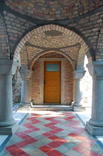 Extérieur Temple Antique Avec Des Arcs Des Colonnes — Photo