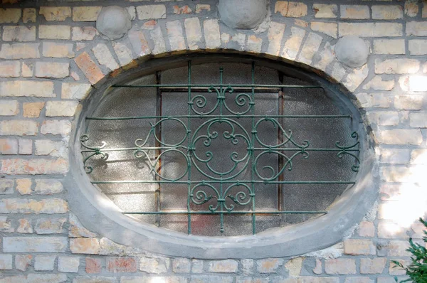 レンガの壁の格子窓 — ストック写真