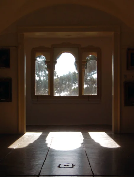 Przejście Przez Okno Wewnątrz Świątyni — Zdjęcie stockowe
