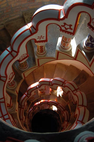 Lenézett Lépcső Kapaszkodó Dóm Belsejében Különböző Szimbólumokkal — Stock Fotó