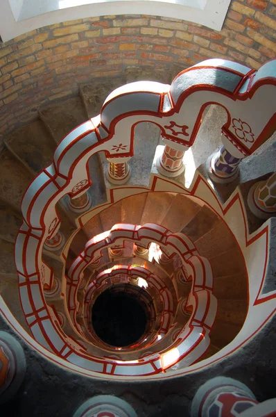 Regardant Escalier Avec Différents Symboles Sur Rampe Intérieur Cathédrale — Photo