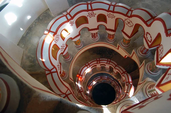 Lenézett Lépcső Kapaszkodó Dóm Belsejében Különböző Szimbólumokkal — Stock Fotó
