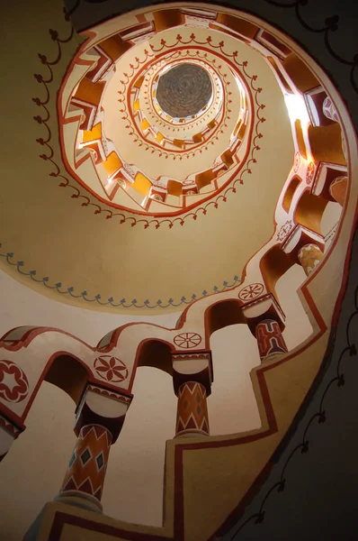 查找楼梯与不同的标志在扶手上 大教堂内 — 图库照片