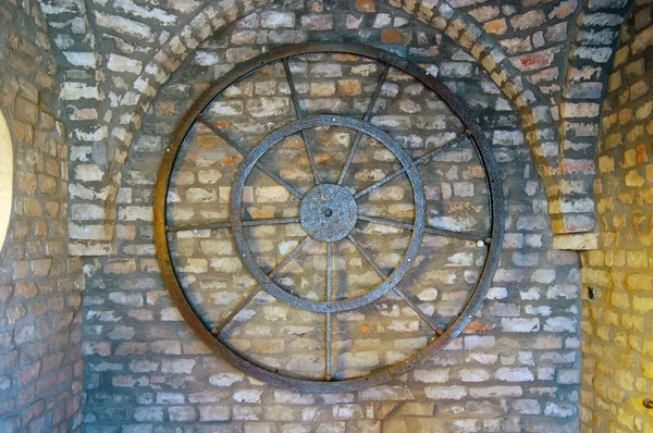 レンガの壁に掛かっている金属円 — ストック写真
