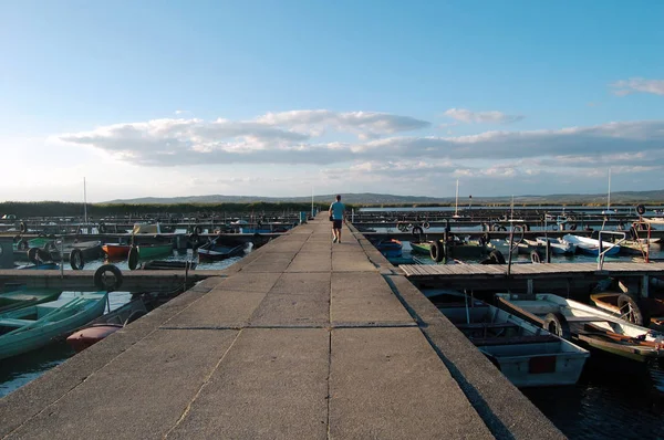 Pier Tussen Boten Rijen Blauwe Hemelachtergrond — Stockfoto